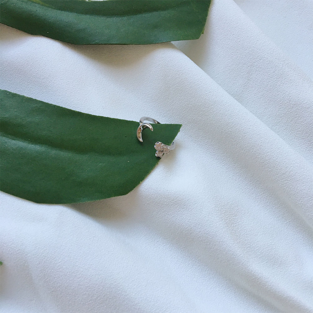 A018月亮锆石戒指