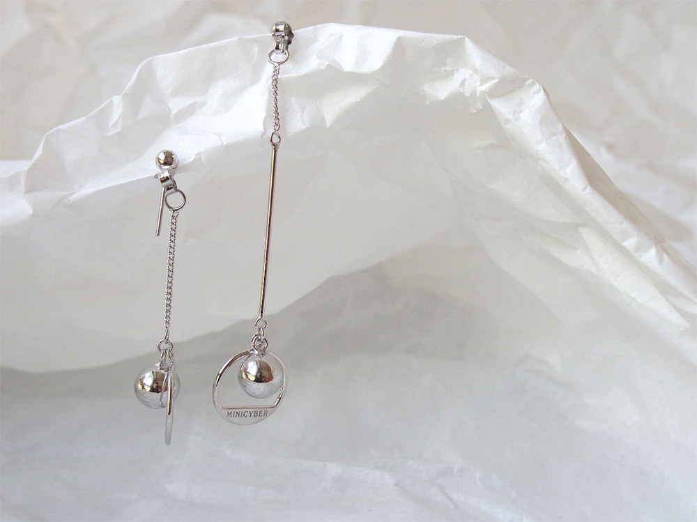 E003不对称圆球耳钉