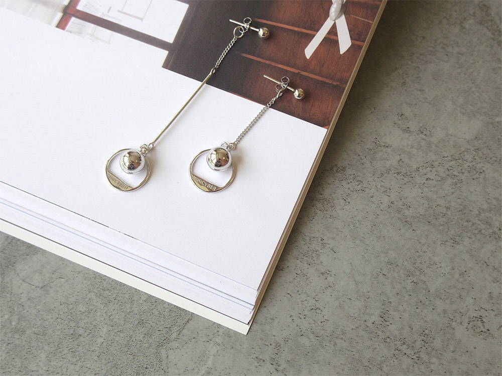 E003不对称圆球耳钉