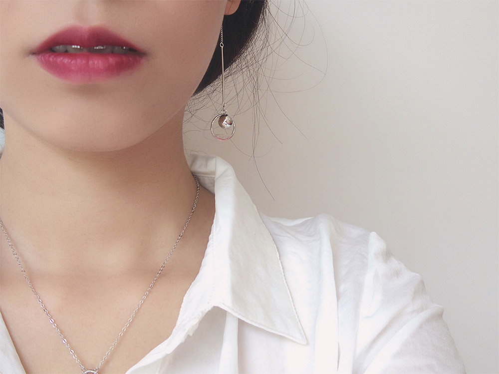 E003不对称圆球耳钉