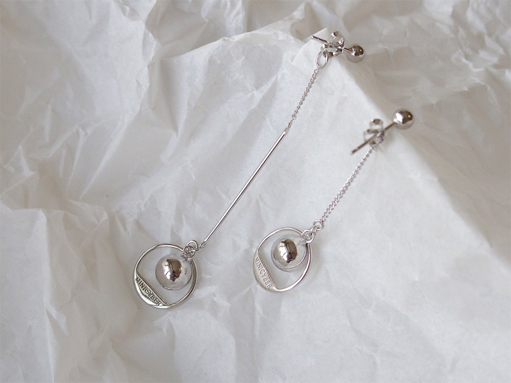 E003不对称圆球耳钉