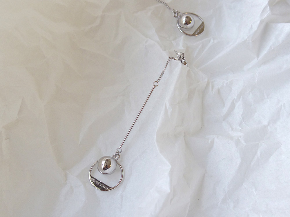 E003不对称圆球耳钉