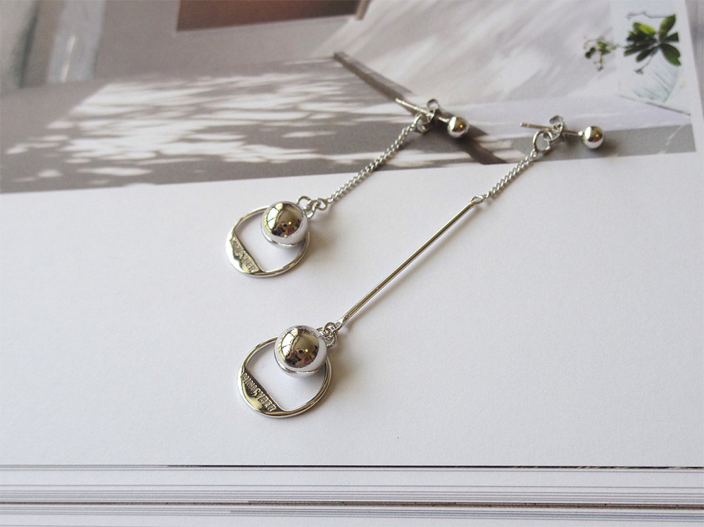 E003不对称圆球耳钉