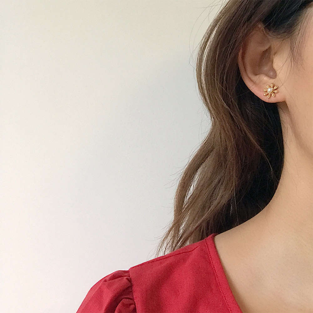 E029金色太阳花耳钉